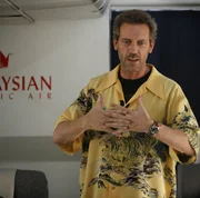 Im Flugzeug auf dem Weg nach Singapur sorgt Dr. House (Hugh Laurie) für Chaos ... Im Flugzeug auf dem Weg nach Singapur sorgt Dr. House (Hugh Laurie) für Chaos ...
