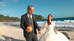 Urlaub auf den Seychellen &ndash; oder gar dort heiraten? Die Inselgruppe ist f&uuml;r viele ein Traum, vor allem f&uuml;r Deutsche, die hier die G&auml;steliste zahlenm&auml;&szlig;ig anf&uuml;hren. - Hochzeitspaar am wei&szlig;en Strand