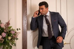 Gutaussehend, eloquent und charmant: Agent Santoro (Jencarlos Canela) hat eine ganz besondere Aufgabe bekommen.