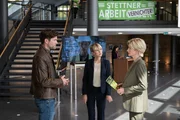 Die junge Geschäftsführerin eines Stuttgarter Traditionsunternehmens in der Automobilbranche wird vorsätzlich überfahren und stirbt. Sie hatte gemeinsam mit ihrer Stiefmutter Anette Stettner (Esther Esche, M.) die Geschäftsleitung inne. Diese muss sich nun den unangenehmen Fragen von Martina Seiffert (Astrid M. Fünderich, r.) und Jo Stoll (Peter Ketnath, l.) stellen. Wie sich herausstellt, war das Verhältnis der zwei Frauen äußerst angespannt. Gab es interne Machtkämpfe? Die junge Geschäftsführerin eines Stuttgarter Traditionsunternehmens in der Automobilbranche wird vorsätzlich überfahren und stirbt. Sie hatte gemeinsam mit ihrer Stiefmutter Anette Stettner (Esther Esche, M.) die Geschäftsleitung inne. Diese muss sich nun den unangenehmen Fragen von Martina Seiffert (Astrid M. Fünderich, r.) und Jo Stoll (Peter Ketnath, l.) stellen. Wie sich herausstellt, war das Verhältnis der zwei Frauen äußerst angespannt. Gab es interne Machtkämpfe?