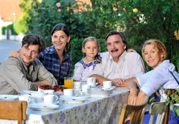 MDR Fernsehen HOPFENSOMMER, am Montag (15.09.14) um 20:15 Uhr. Josef (Elmar Wepper, 2.v.re.) und seine Frau Franziska (Gaby Dohm, re.) sind froh, dass ihr Sohn Karl (Fritz Karl) in der t&uuml;chtigen Sophie (Christina Hecke) und deren kleiner Tochter Marie (Mona-Leen Schuller) eine Familie gefunden hat.