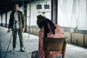 Sneakerboy (Lion Russell Baumann, l.) dreht ein Video mit Elsa (Paula Hartmann, r.). Ein emotionaler Appell soll ihre Mutter dazu bewegen, die Forderungen der Entführer zu erfüllen. Sneakerboy (Lion Russell Baumann, l.) dreht ein Video mit Elsa (Paula Hartmann, r.). Ein emotionaler Appell soll ihre Mutter dazu bewegen, die Forderungen der Entführer zu erfüllen.