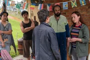 Jess (Kate Elliott, M.) möchte dem Streit auf dem Grund gehen. Die Tochter von Philipp Scully ist Sarah (Sinead Fitzgerald, r.) und eine gute Freundin von Ruby. Sie spricht Indonesisch und kümmert sich für ihren Vater um die Gastarbeiter. Auch für Jess übersetzt sie. Jess (Kate Elliott, M.) möchte dem Streit auf dem Grund gehen. Die Tochter von Philipp Scully ist Sarah (Sinead Fitzgerald, r.) und eine gute Freundin von Ruby. Sie spricht Indonesisch und kümmert sich für ihren Vater um die Gastarbeiter. Auch für Jess übersetzt sie.