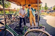 Missetat begangen: Julian (Ben M&uuml;nchow, l.) und Ernst (Diyar Ilhan, r.) haben Janniks Fahrrad in seine Einzelteile zerlegt. Das soll ihm eine Lehre sein, sich mit dem Vater-Sohn-Duo anzulegen.