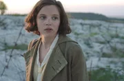 May Picqueray (Solène Rigot) schlägt sich in Paris durch und verliebt sich in den serbischen Studenten Dragui. May Picqueray (Solène Rigot) schlägt sich in Paris durch und verliebt sich in den serbischen Studenten Dragui.