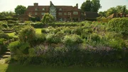 England gilt für Gartenliebhaber als das Reiseland schlechthin. Nach der Ankunft mit der Fähre an den weißen Kreidefelsen von Dover geht es nach Great Dixter, der Experimentierfläche des verstorbenen Gartenschriftstellers Christopher Lloyd. Bis heute ist seine ungezwungene Art, Pflanzen einzusetzen, ein Vorbild für viele Gartenplaner. Nicht nur in England. England gilt für Gartenliebhaber als das Reiseland schlechthin. Nach der Ankunft mit der Fähre an den weißen Kreidefelsen von Dover geht es nach Great Dixter, der Experimentierfläche des verstorbenen Gartenschriftstellers Christopher Lloyd. Bis heute ist seine ungezwungene Art, Pflanzen einzusetzen, ein Vorbild für viele Gartenplaner. Nicht nur in England.