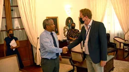 Autor Norbert Hahn (r) trifft Wavel Ramkalawan, Pr&auml;sident der Seychellen.