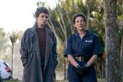 Jess (Kate Elliott, l.) und Denise (Alison Bruce, r.) sind auf der Suche nach Antworten. Die Polizistinnen befragen die alternative Kommune, die sich seit 40 Jahren um Pflegekinder kümmert. Außerdem steht die Maori-Community unter Verdacht. Jess (Kate Elliott, l.) und Denise (Alison Bruce, r.) sind auf der Suche nach Antworten. Die Polizistinnen befragen die alternative Kommune, die sich seit 40 Jahren um Pflegekinder kümmert. Außerdem steht die Maori-Community unter Verdacht.