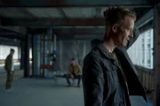 Mark (Jakob Diehl, r.) kann Roberts (Roeland Wiesnekker, M.) falsches Spiel nicht mehr mit ansehen. Er erzählt Sneakerboy (Lion Russell Baumann, l.) von dem Flugzeugabsturz, den sie damals erlebt haben. Mark (Jakob Diehl, r.) kann Roberts (Roeland Wiesnekker, M.) falsches Spiel nicht mehr mit ansehen. Er erzählt Sneakerboy (Lion Russell Baumann, l.) von dem Flugzeugabsturz, den sie damals erlebt haben.