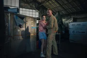 Mark (Jakob Diehl, r.) will Elsa (Paula Hartmann, l.) in einen Container verfrachten, als Robert ihm erzählt, dass eventuell auch eine andere Möglichkeit in Frage kommt. Mark (Jakob Diehl, r.) will Elsa (Paula Hartmann, l.) in einen Container verfrachten, als Robert ihm erzählt, dass eventuell auch eine andere Möglichkeit in Frage kommt.