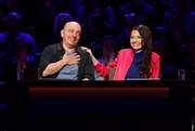 Rateteam-Kapitän Bernhard Hoëcker (l.) mit Schauspielerin Julia Hartmann (r.). Rateteam-Kapitän Bernhard Hoëcker (l.) mit Schauspielerin Julia Hartmann (r.).