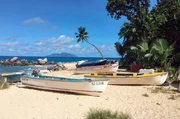 Fischerboote an einem Strand von Mah&eacute;