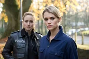 Nina Sieveking (Wanda Perdelwitz, l.) wei&szlig; inzwischen, dass Anna M&uuml;llersch&ouml;n (Sarah Elena Koch, r.) bereits mehrfach wegen Diebstahls verhaftet wurde.