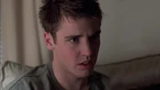 Sam (Bret Harrison) hat gro&szlig;e Angst, als Zeuge vor seinem Peiniger auszusagen.