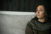 Hazel (Mirabai Pease) kann es nicht glauben, dass ihr unauffälliger Vater ein Vergewaltiger sein soll. Das passt so gar nicht zu ihm. Hazel (Mirabai Pease) kann es nicht glauben, dass ihr unauffälliger Vater ein Vergewaltiger sein soll. Das passt so gar nicht zu ihm.