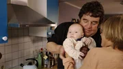Christine (Karoline Eichhorn) hilft dem Pfarrer (Rainer Piwek), dem man die Betreuung des kleinen Thaddäus übertragen hat. Christine (Karoline Eichhorn) hilft dem Pfarrer (Rainer Piwek), dem man die Betreuung des kleinen Thaddäus übertragen hat.