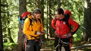 Gemeinsam mit Tobi (Markus Brandl, r.) sucht Markus (Sebastian Str&ouml;bel, l.) nach dem Verungl&uuml;ckten.