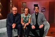 Oliver Welke, Olaf Schubert und Bastian Pastewka (von links) auf der Couch im Studio der Show "Welke & Pastewka - Wiedersehen macht Freude!".