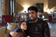 Jochen Lehmann (Bastian Pastewka) versucht in dem ganzen Chaos das Nesthäkchen Nadine (Katharina Korn) zu trösten. Jochen Lehmann (Bastian Pastewka) versucht in dem ganzen Chaos das Nesthäkchen Nadine (Katharina Korn) zu trösten.
