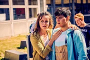 Julian wurde vor den Augen der erschrockenen Marie (Tinka F&uuml;rst, l.) und ihres Sohns Ernst (Diyar Ilhan, M.) von der Polizei festgenommen. Welches Verbrechen hat er begangen?