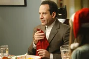 Den Weihnachtsabend verbringt Monk (Tony Shalhoub) zusammen mit Natalie, die ein paar Obdachlose zum Essen eingeladen hat. Den Umgang mit einer Serviette muss der reinliche Monk den Gästen noch beibringen. Den Weihnachtsabend verbringt Monk (Tony Shalhoub) zusammen mit Natalie, die ein paar Obdachlose zum Essen eingeladen hat. Den Umgang mit einer Serviette muss der reinliche Monk den Gästen noch beibringen.