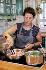 Myriam Sehringer brät das Lammfleisch für die Hauptspeise an. Myriam Sehringer brät das Lammfleisch für die Hauptspeise an.