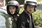 Tobias (Dennis Mojen) hat Laura Lehmann (Janina Fautz) mit seinem Roller von zu Hause abgeholt. Tobias (Dennis Mojen) hat Laura Lehmann (Janina Fautz) mit seinem Roller von zu Hause abgeholt.