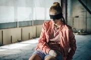 Die Entführer haben Elsa (Paula Hartmann) den Daumen abgeschnitten. Bringt dieser drastische Schritt ihre Mutter endlich dazu, der Forderung der Entführer nachzukommen? Die Entführer haben Elsa (Paula Hartmann) den Daumen abgeschnitten. Bringt dieser drastische Schritt ihre Mutter endlich dazu, der Forderung der Entführer nachzukommen?