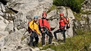 Nachdem Simon das Bergretter-Team verlassen hat, werden Markus (Sebastian Ströbel, l.) und Katharina (Luise Bähr, r.) wieder von Tobi (Markus Brandl, M.) unterstützt. Nachdem Simon das Bergretter-Team verlassen hat, werden Markus (Sebastian Ströbel, l.) und Katharina (Luise Bähr, r.) wieder von Tobi (Markus Brandl, M.) unterstützt.