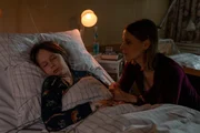 Janina Winter (Katrin Röver, r.) wacht liebevoll am Krankenbett ihres Sohnes Luis (Benedikt Jenke, l.). Janina Winter (Katrin Röver, r.) wacht liebevoll am Krankenbett ihres Sohnes Luis (Benedikt Jenke, l.).