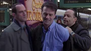 Roy Barnett (Beau Gravitte, m.) wird von Detective Elliot Stabler (Christopher Meloni, l.) und Detective Fin Tutuola (Ice-T, r.) auf der Flucht gefasst.