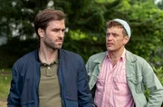 Jörg Brinkmann (Moritz Vierboom, l.) hat vor Nils Sanchez (Enrique Fiß, r.) ganz offensichtlich etwas zu verbergen. Jörg Brinkmann (Moritz Vierboom, l.) hat vor Nils Sanchez (Enrique Fiß, r.) ganz offensichtlich etwas zu verbergen.