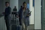 Kate (Cynthia Micas, r.) kehrt erschlagen von ihrer Reise zurück. Kollege F. U. Huber (Johannes Allmayer, l.) kann sich seine sarkastischen Kommentare nicht verkneifen. Kate (Cynthia Micas, r.) kehrt erschlagen von ihrer Reise zurück. Kollege F. U. Huber (Johannes Allmayer, l.) kann sich seine sarkastischen Kommentare nicht verkneifen.