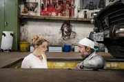Anna (Diana Staehly) legt sich mit dem Werkstattbesitzer Erdal (Serkan Cetinkaya) an. Anna (Diana Staehly) legt sich mit dem Werkstattbesitzer Erdal (Serkan Cetinkaya) an.