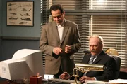 Gemeinsam mit Captain Leland Stottlemeyer (Ted Levine, r.) versucht Monk (Tony Shalhoub), die Unschuld von Pablo Ortiz an dem Mord des Models zu beweisen. Schwieriger als gedacht, denn die Beweislast ist erdrückend ... Gemeinsam mit Captain Leland Stottlemeyer (Ted Levine, r.) versucht Monk (Tony Shalhoub), die Unschuld von Pablo Ortiz an dem Mord des Models zu beweisen. Schwieriger als gedacht, denn die Beweislast ist erdrückend ...