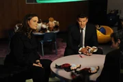 Brennan (Emily Deschanel) und Booth (David Boreanaz) versuchen mehr über die Prinz-Charmington-Puppe herauszufinden, die bei der Toten gefunden wurde. Brennan (Emily Deschanel) und Booth (David Boreanaz) versuchen mehr über die Prinz-Charmington-Puppe herauszufinden, die bei der Toten gefunden wurde.
