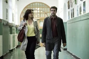 Julia Lehmann (Susanne Wolff) und Jochen Lehmann (Bastian Pastewka) sind wegen des Verhaltens ihrer Tochter auf dem Weg zur Schulkonferenz. Julia Lehmann (Susanne Wolff) und Jochen Lehmann (Bastian Pastewka) sind wegen des Verhaltens ihrer Tochter auf dem Weg zur Schulkonferenz.