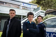 Detective Senior Sergeant Jessica Savage (Kate Elliott, M.), ihr Kollege Detective Sergeant Justin Harding (Ido Drent, l.) und Senior Sergeant (Denise Abernethy, r.) beschäftigen sich in dieser Folge mit einem Cold Case. Detective Senior Sergeant Jessica Savage (Kate Elliott, M.), ihr Kollege Detective Sergeant Justin Harding (Ido Drent, l.) und Senior Sergeant (Denise Abernethy, r.) beschäftigen sich in dieser Folge mit einem Cold Case.