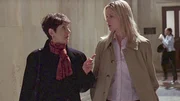 Richterin Petrovsky (Joanna Merlin, l.) zweifelt an der Glaubw&uuml;rdigkeit von Alexandra Cabots (Stephanie March, r.) Zeugen.