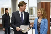 Radkau (Martin Aselmann, l.) hat versucht, die Ergebnisse von Simmels Blutanalyse an Dr. Engler (Thomas Heinze, M.) und Dr. Carolin Kersting (Leslie Malton) zu verheimlichen, doch das ging gehörig schief. Radkau (Martin Aselmann, l.) hat versucht, die Ergebnisse von Simmels Blutanalyse an Dr. Engler (Thomas Heinze, M.) und Dr. Carolin Kersting (Leslie Malton) zu verheimlichen, doch das ging gehörig schief.