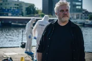 Der Wohnungslose, dem Elsa ihr Handy &uuml;berlassen hatte, wird tot aufgefunden. Reiner (Aljoscha Stadelmann) hat einen schrecklichen Verdacht, wer hinter dem Mord stecken k&ouml;nnte.