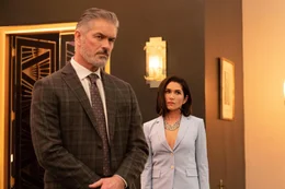 Colonel Marin (Alejandro De Hoyos) wird bei seinen Pl&auml;nen tatkr&auml;ftig von seiner Frau Daniela (Lela Loren) unterst&uuml;tzt.