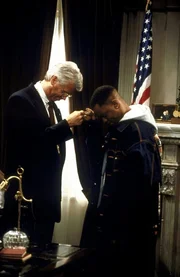 Winston (Barry Bostwick, l.) und "Smoooth Daddy" (Kevin Mambo, r.) sind alte Freunde.
