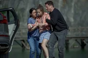 Vera (Eva Meckbach, l.) und Alex (Shenja Lacher, r.) bangen um das Leben ihrer Tochter. Sie m&uuml;ssen Elsa (Paula Hartmann, M.) auf schnellstem Weg zur&uuml;ck zu den Entf&uuml;hrern bringen. Nur sie verf&uuml;gen &uuml;ber die Mittel, Elsa zu helfen.