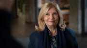 Anw&auml;ltin Isa von Brede (Sabine Postel) erfreut sich am neuen Liebesgl&uuml;ck ihrer Mutter.