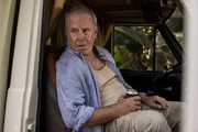 Georg Weiser (Joachim Król) sitzt erschöpft auf dem Beifahrersitz seines Campers und trinkt sein Bier. Er beschwert sich bei seinem Sohn, dass er den Kühlschrank nicht vollgemacht hat. Georg Weiser (Joachim Król) sitzt erschöpft auf dem Beifahrersitz seines Campers und trinkt sein Bier. Er beschwert sich bei seinem Sohn, dass er den Kühlschrank nicht vollgemacht hat.