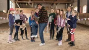 Auf einem Reiterhof wird eine Hobby-Horse-Trainerin erschlagen aufgefunden. Auch ihre Tochter Fine Hofmeister (Smilla Löhr, 3.v.r.) war Mitglied des Vereins, bei dem Pferdesportarten mit Steckenpferden durchgeführt werden. Samir Amari (Skandar Amini) macht für seine Mordermittlungen vor keinem Hindernis halt. Auf einem Reiterhof wird eine Hobby-Horse-Trainerin erschlagen aufgefunden. Auch ihre Tochter Fine Hofmeister (Smilla Löhr, 3.v.r.) war Mitglied des Vereins, bei dem Pferdesportarten mit Steckenpferden durchgeführt werden. Samir Amari (Skandar Amini) macht für seine Mordermittlungen vor keinem Hindernis halt.