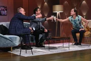 Oliver Welke, Bastian Pastewka und Olaf Schubert (von links) prosten sich mit einem Haps Flip in der Show "Welke & Pastewka - Wiedersehen macht Freude!" zu.