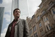 Jochen Lehmann (Bastian Pastewka) fasst sich ein Herz und möchte in einem Frankfurter Kiosk mit den falschen Fünfzigern bezahlen. Jochen Lehmann (Bastian Pastewka) fasst sich ein Herz und möchte in einem Frankfurter Kiosk mit den falschen Fünfzigern bezahlen.