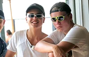Nicht euer Ernst, oder? Aber Ruben und Jeppe sind sich sicher - mit den neuen Sonnenbrillen fallen sie bestimmt bei den M&auml;dchen auf.